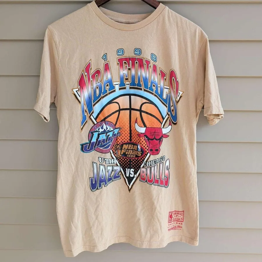 Mitchell & Ness T-Shirt Men M Tan 1998 NBA Finals Bulls vs Jazz Graphic Tee