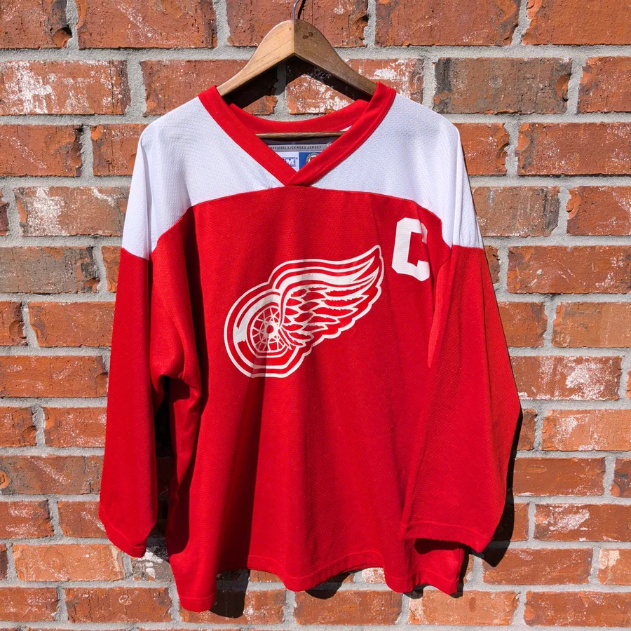 CCM Detroit Red Wings Yzerman Jersey Mens XL Red NHL Vintage 19